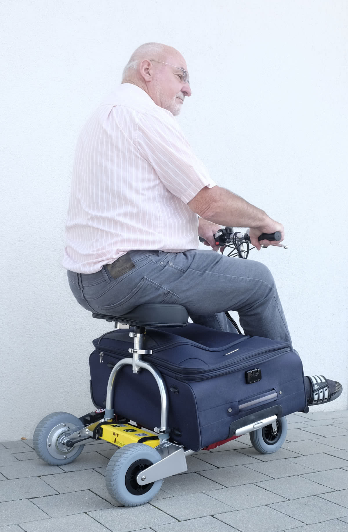 TravelScoot transports a suitcase
