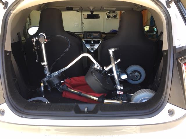 scooter mobilità si adatta nella parte posteriore di una macchina