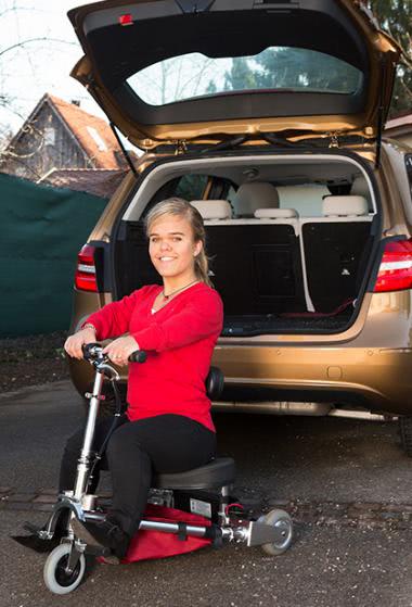 軟骨發育不全身障人士所用的踏板車