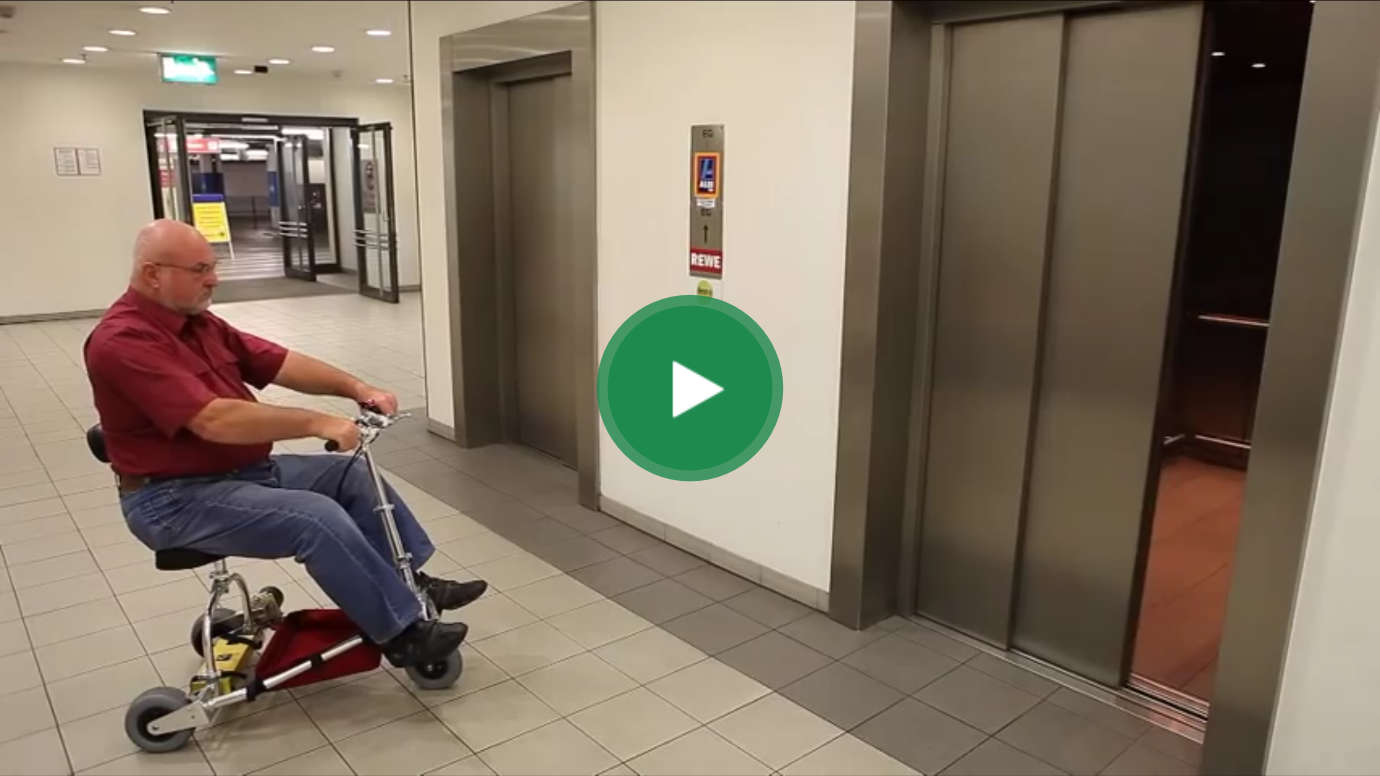 Tourner avec un scooter dans un espace réduit comme les ascenseurs.
