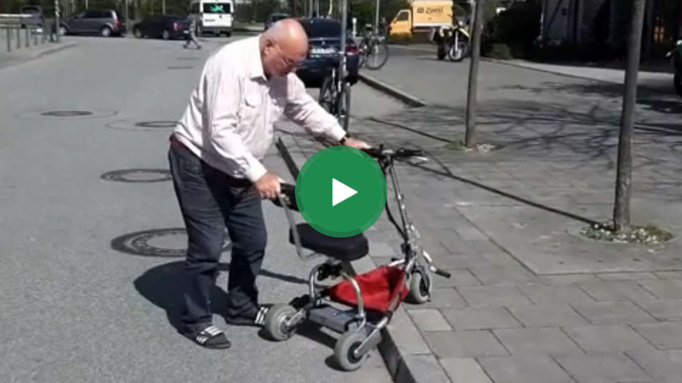 Mit dem Elektroroller Treppen steigen