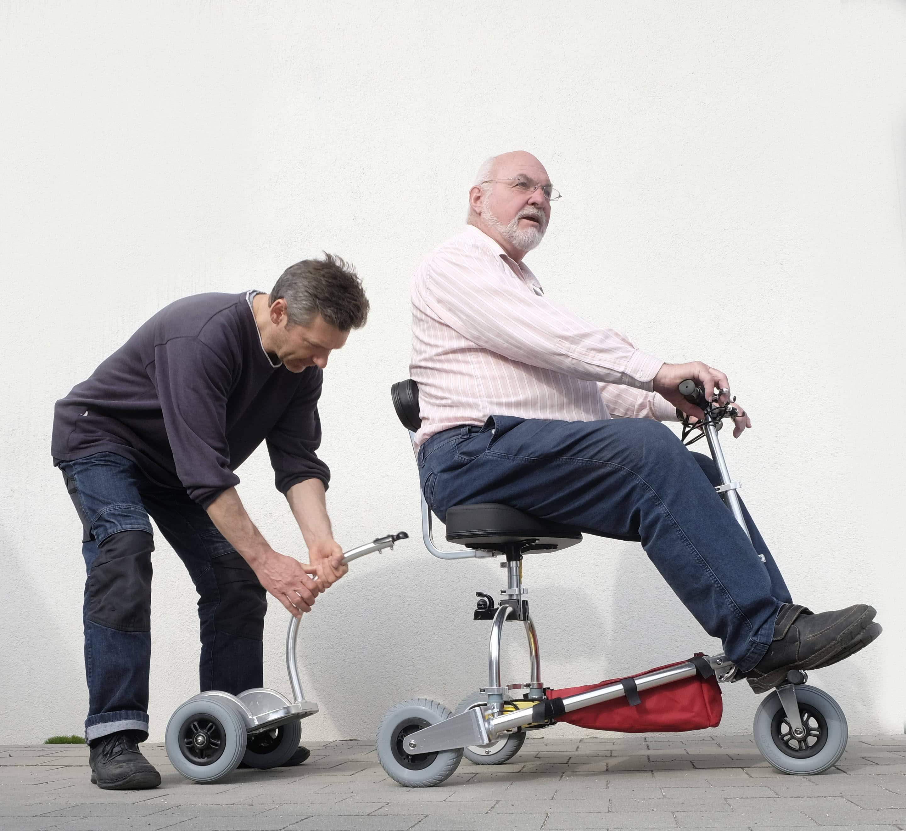 Befestigung des Mitfahrbretts am Behindertenfahrzeug