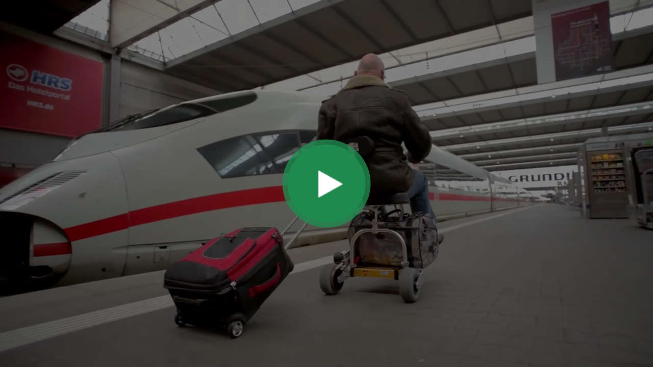 Scooter de movilidad eléctrica TravelScoot en un tren